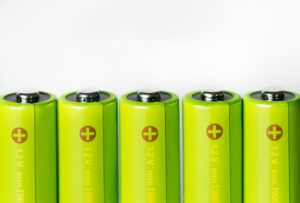 Ce que j'aimerais mentionner spécifiquement aujourd'hui, c'est que nous sommes spécialisés dans les solutions de batteries lithium-ion OEM. 🔋 Nous proposons des systèmes de stockage d'énergie sur mesure. Nos produits alimentent les industries du monde entier. Nous nous concentrons sur l'innovation et la qualité. Et je crois que notre engagement dans ce domaine est tout à fait remarquable.